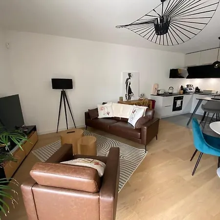 La Scene Du - Au Bord Du Avec Garage Apartment