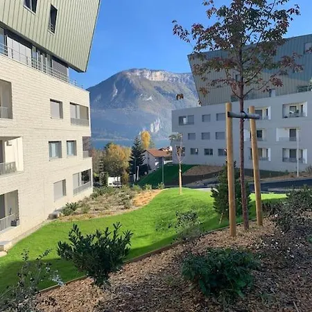 La Scene Du - Au Bord Du Avec Garage *